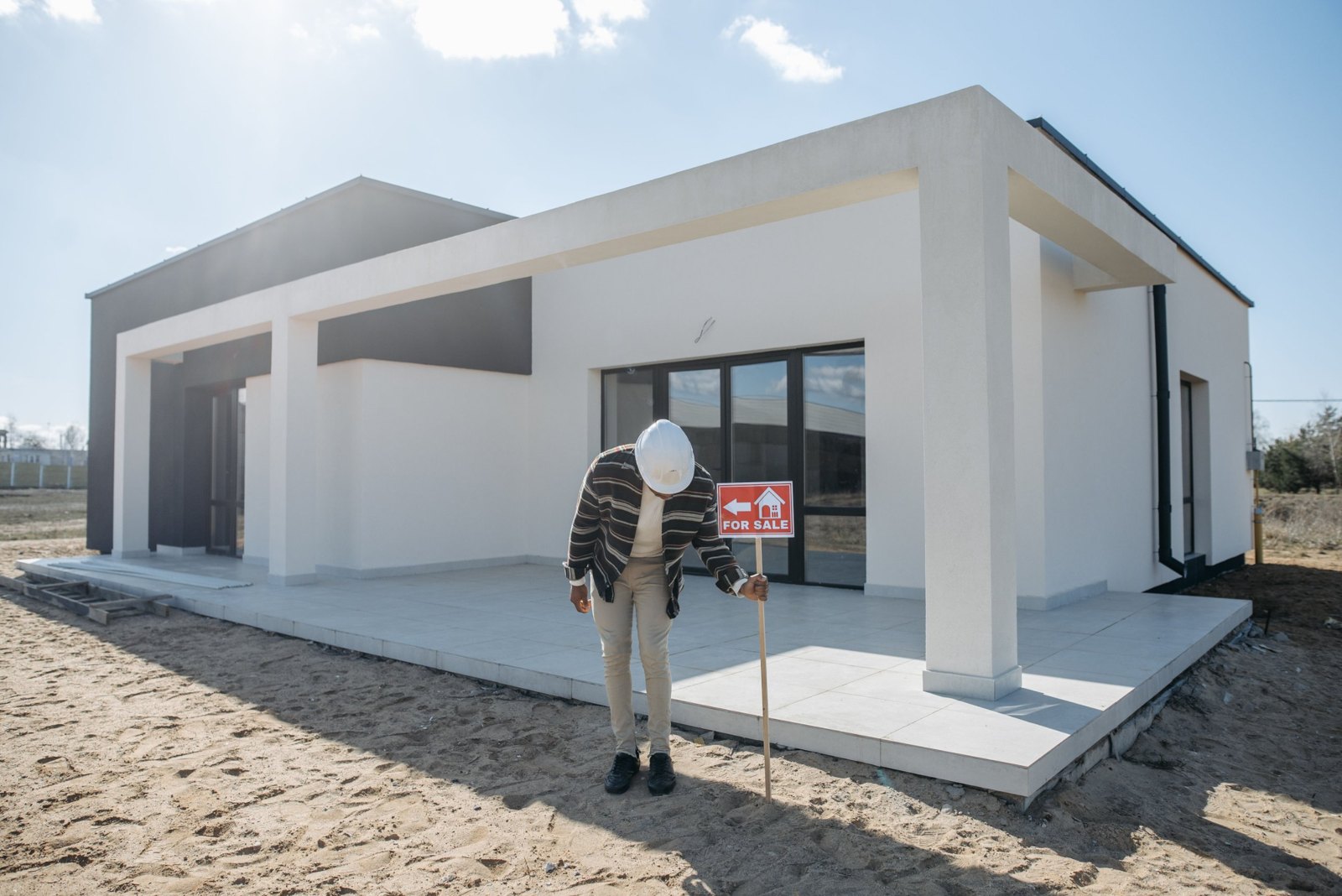 Vivienda moderna recién construida con supervisor en obra